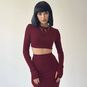 Détail d'un ensemble en tricot bordeaux avec manches passe-pouce et jupe taille haute
