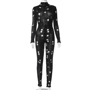 Détail d'un body en tricot noir à manches longues avec un design ajouré à effet déchiré