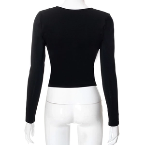Vista posteriore di un crop top nero a maniche lunghe con vestibilità slim