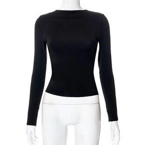 T-shirt slim nera a maniche lunghe in maglia con scollo rotondo su manichino bianco