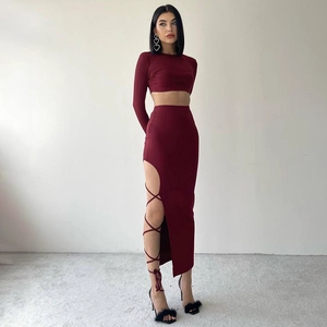 Détail de l'ensemble bordeaux deux pièces avec crop top manches longues et jupe longue lacée