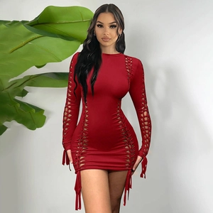 Detail der seitlichen Schnürung an einem roten, eng anliegenden Strick-Minikleid