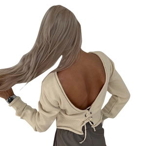 Détail du haut en maille dos nu beige avec lacets et design en texture côtelée