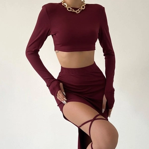 Détail d'un ensemble bordeaux deux pièces avec crop top et jupe longue à lacets latéraux