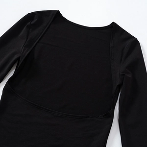 Dettaglio della scollatura posteriore e delle cuciture rifinite della maglia nera a maniche lunghe