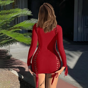 Detail eines roten langärmeligen Bodycon-Kleids mit seitlichen Schnür-Ausschnitt-Details