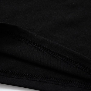 Dettaglio della cucitura a doppio ago sull'orlo di un top in maglia nera elegante