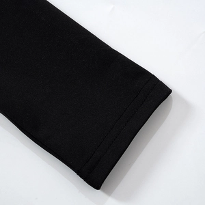 Dettaglio del tessuto a maglia nero con doppia cucitura rinforzata e finiture precise