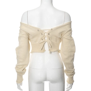 Détail du dos de ce haut court en maille blanc cassé avec lacets et œillets