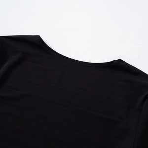 Dettaglio ravvicinato della scollatura rotonda e delle cuciture su questa t-shirt nera