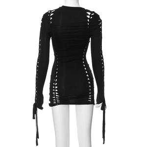 Detailansicht eines schwarzen Bodycon-Minikleids mit seitlichen Ausschnitten und Raffungen
