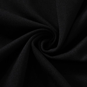 Macro di tessuto a maglia a coste nere che mostra la texture verticale e il drappeggio morbido