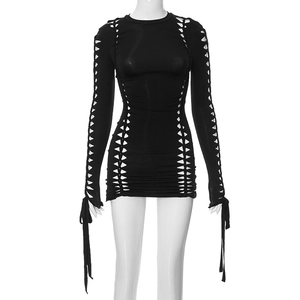 Detail der Cut-outs und Schnürungen am schwarzen, langärmeligen Bodycon-Kleid