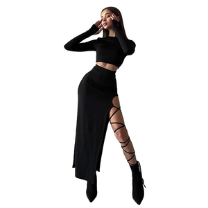 Ensemble femme 2 pièces noir avec crop top manches longues et jupe longue à lacets