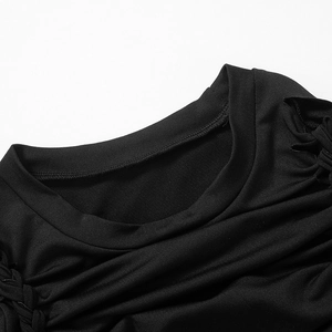 Detailansicht des gerippten Rundhalsausschnitts und Knotendesigns am schwarzen Strickkleid