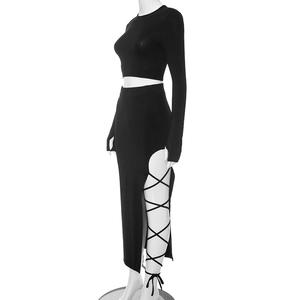 Détail de la jupe fendue à lacets latéraux sur l'ensemble noir chic de deux pièces