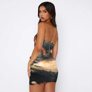 Detail van de olieverfschildering op bodycon mini-jurk met metalen armbanden