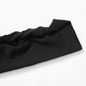 Detailansicht aus schwarzem Rippstrick mit einem stilvollen Knotendesign für Kleider