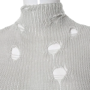Gros plan du col roulé en maille avec des détails de déchirures tendance et chic