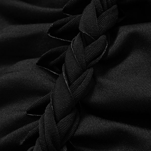 Detailansicht der aufwendigen 3D-Flechtstruktur am schwarzen Mini-Strickkleid