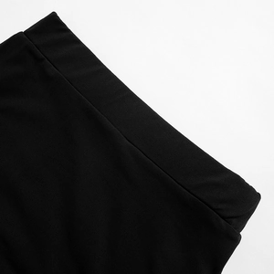 Détail de la taille d'une jupe en maille noire avec coutures et bande élastique