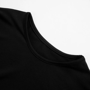 Détail d'un t-shirt noir à col rond montrant des coutures de haute qualité à double aiguille