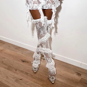Stivali sopra il ginocchio in pizzo bianco con volant e strass a forma di girasole