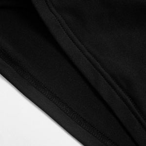 Détail de couture à double aiguille et ourlet sur vêtement en tricot noir élégant