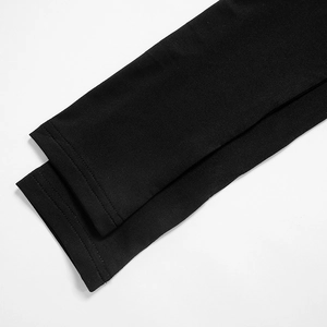 Gros plan du poignet en maille noire avec des détails précis de couture à double aiguille