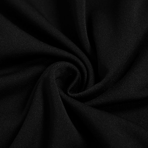 Gros plan sur le tissu en maille côtelée noire montrant la texture et le beau drapé