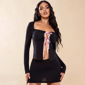 Ensemble noir femme à manches longues, col carré et détails de nœuds en satin rose