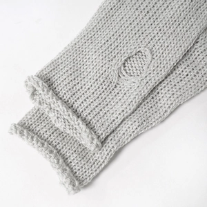Détail de mitaines en tricot gris clair avec trous pour les pouces et texture côtelée