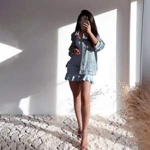 Mini-robe bustier bleu clair pour femmes avec ourlet à volants et veste en jean