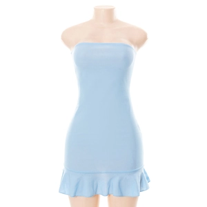 Détail d'une robe moulante bleu clair avec décolleté bustier et ourlet à volants
