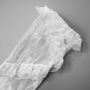 Dettaglio di calze al ginocchio in pizzo bianco con balze a pieghe e stile vintage
