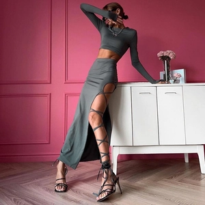 Ensemble gris deux pièces pour femme avec crop top manches longues et jupe longue nouée