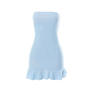 Détail de la robe moulante bleu clair avec ourlet à volants et tissu élastique texturé