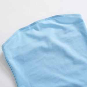 Détail de la robe bustier bleu clair avec couture double aiguille sur tissu élastique doux