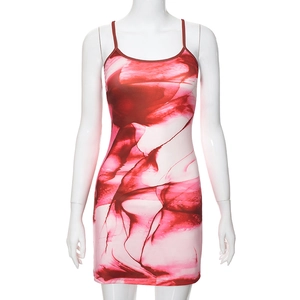 Detail van de roze strakke jurk met rode abstracte inktprint en fijne schouderbandjes