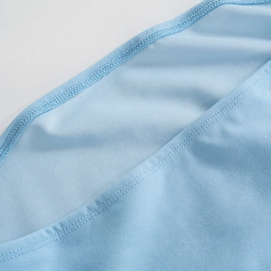 Détail du tissu en maille bleu clair montrant les coutures doubles et la texture