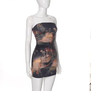 Detail van artistieke olieverfprint op een strakke strapless bodycon mini-jurk