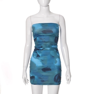 Detail van de blauwgroene bodycon jurk met abstracte tie-dye en flatterende rimpeling