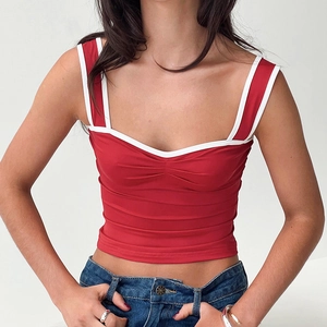 Crop top rouge cintré pour femme avec décolleté en cœur et bordure blanche contrastée