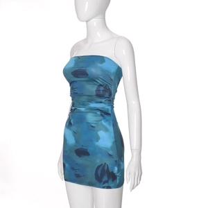 Detail van blauwe abstracte aquarel bloemenprint op een strapless nauwsluitende jurk