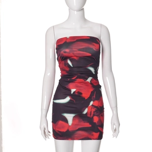Detail van nauwsluitende mini-jurk met abstracte bloemenprint en flatterende taille ruches