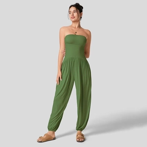 Detail van tailleplooien en strapless top op een grasgroene mouwloze jumpsuit voor dames