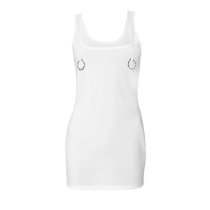 Dettaglio dell'abito bianco in maglia a coste con anelli metallici decorativi sul petto