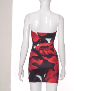Achteraanzicht van een strakke strapless jurk met rode bloemenprint op zwarte achtergrond