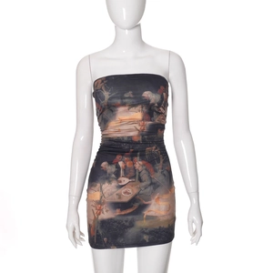 Detail van artistieke Renaissance olieverfprint op een strakke bodycon mini-jurk