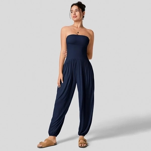 Detail van de donkerblauwe strapless jumpsuit met gesmokte taille en wijde broekspijp